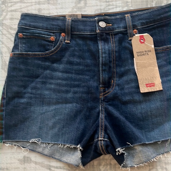 Levi’s HIGH RISE SLIM THROUGH HIP SHORTS 14 | W32 - Picture 6 of 13